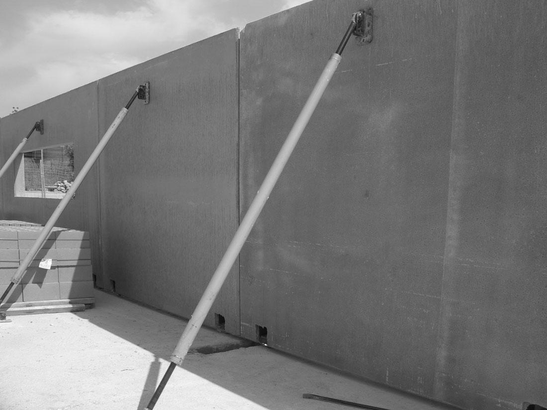 Vestuarios campo futbol Costa Daurada edificación hormigón prefabricado Roansa
